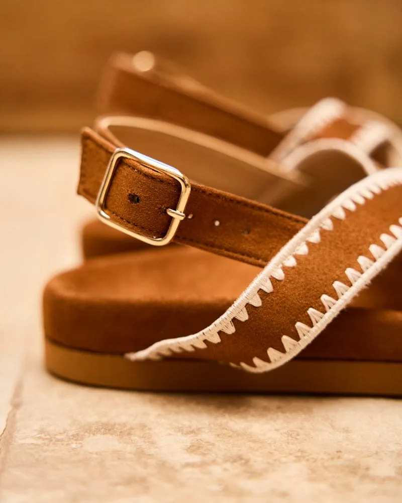 Arbellara Vegane Wildleder Sandalen mit Kreuzriemen | Kamel