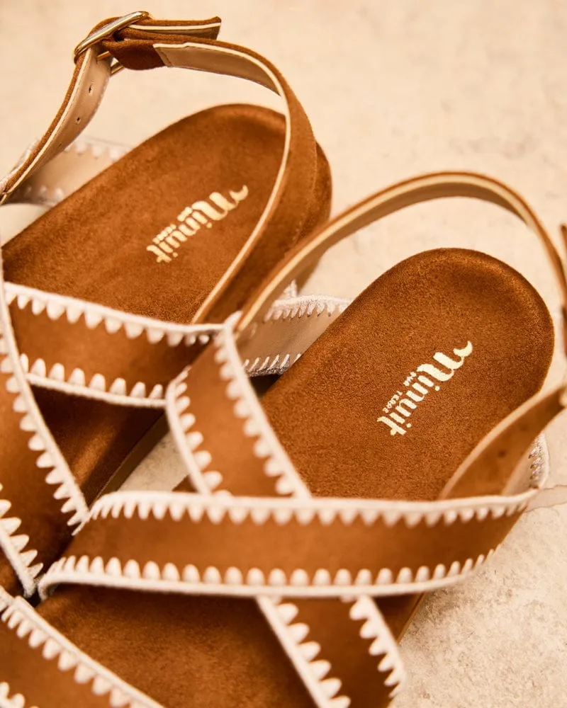 Arbellara Vegane Wildleder Sandalen mit Kreuzriemen | Kamel
