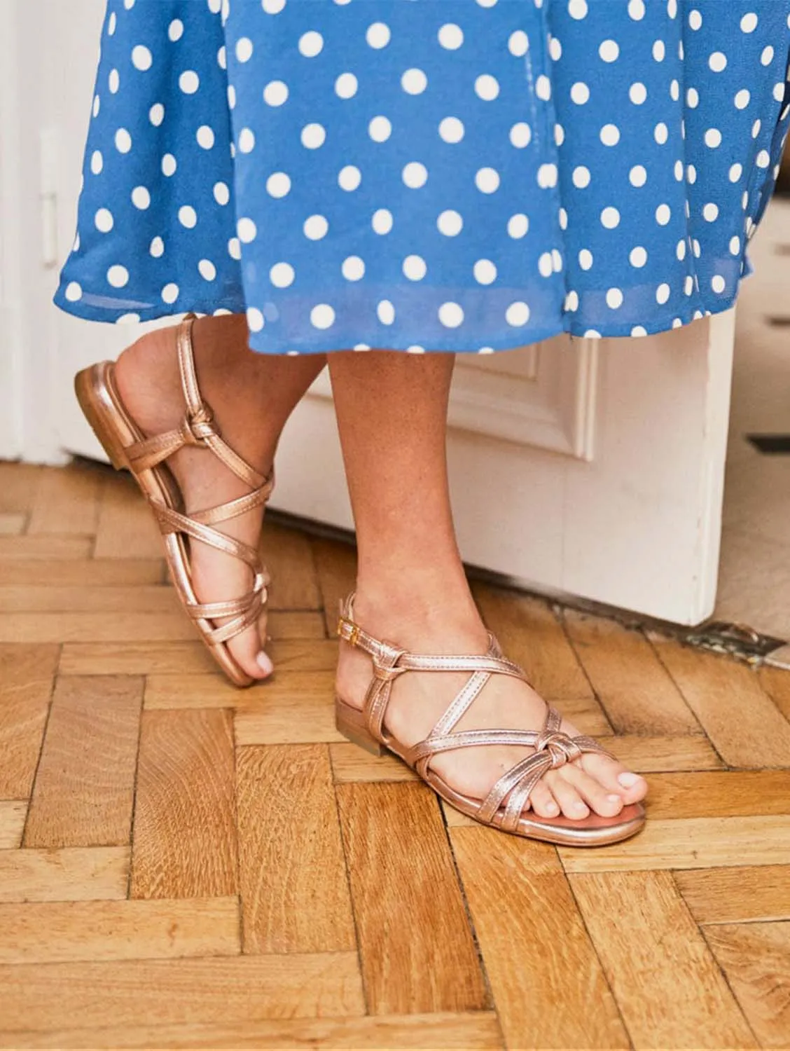 Borneo Kreuzriemen-Vegan-Leder Flache Sandalen | Roségold