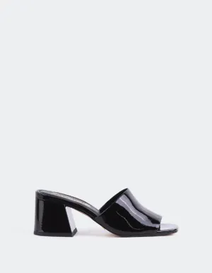 Clarabelle Lackleder in Schwarz
