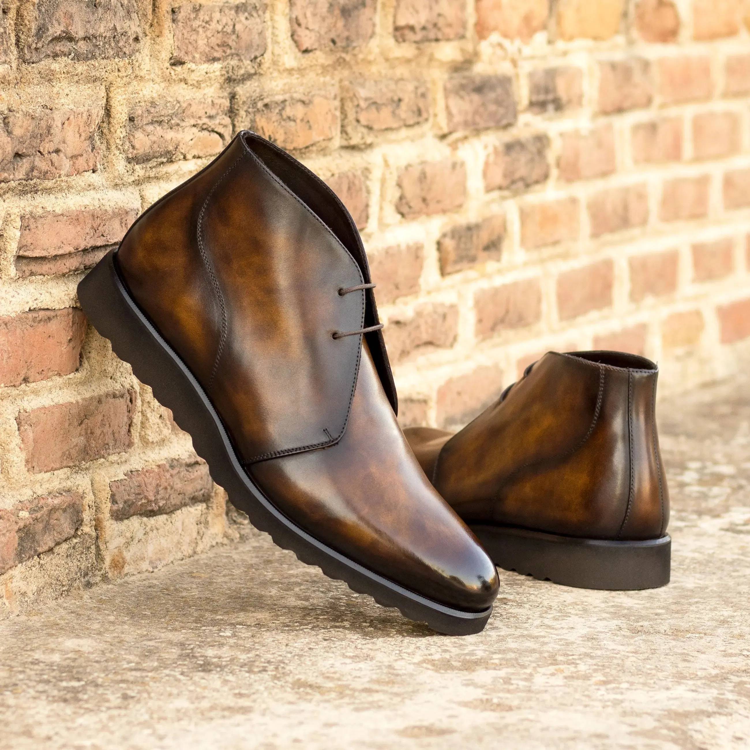 Dapperfam Schuhe DapperFam Vivace in Tabakbraun Herren Handbemalte Patina Chukka