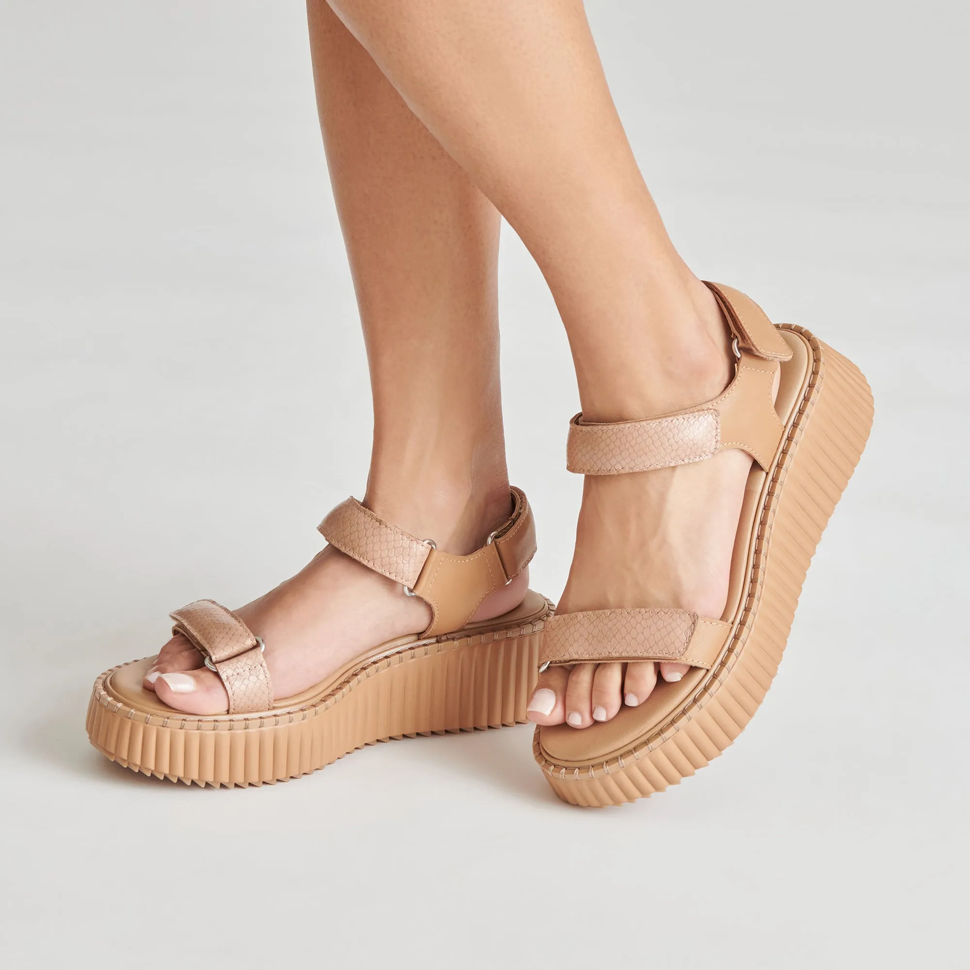DEBRA SANDALEN TOFFEE GEPRÄGTES LEDER
