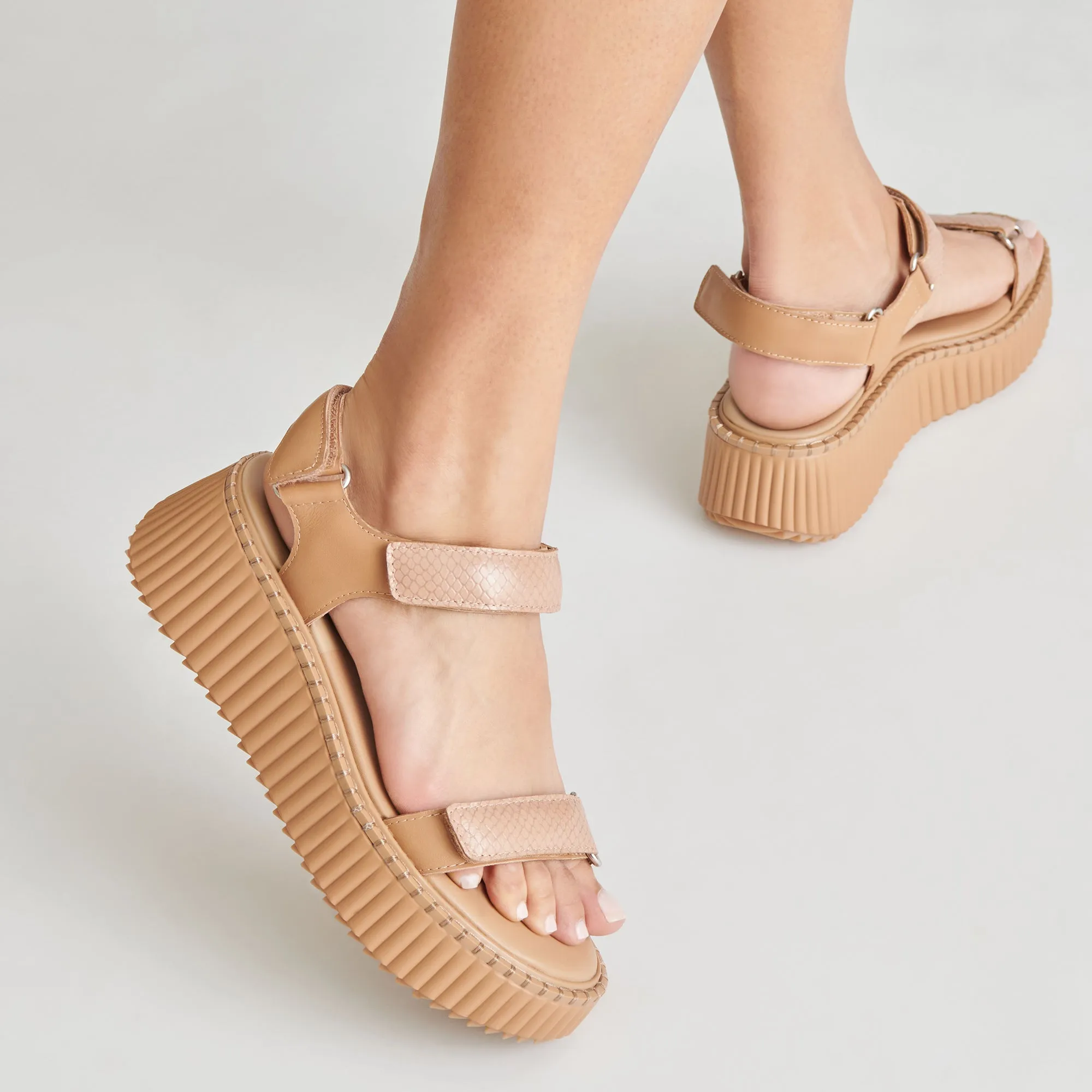 DEBRA SANDALEN TOFFEE GEPRÄGTES LEDER