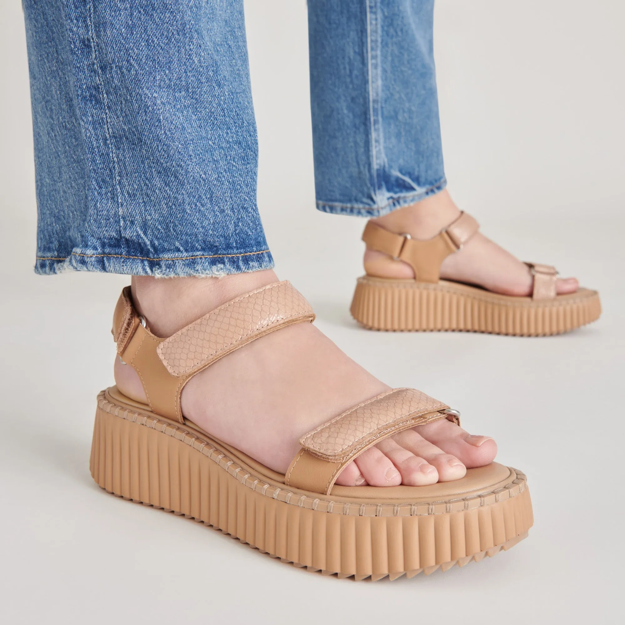 DEBRA SANDALEN TOFFEE GEPRÄGTES LEDER