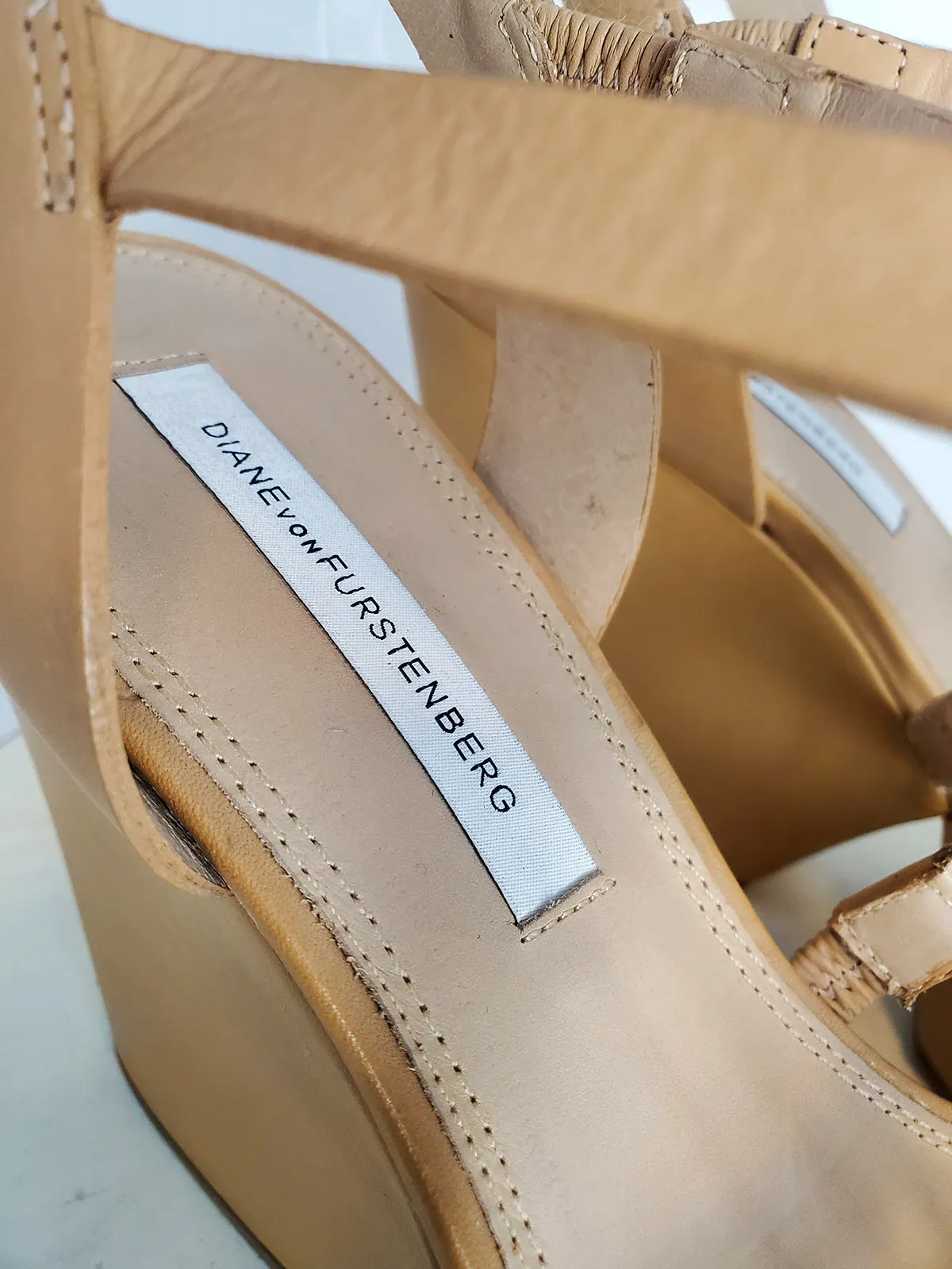 Diane Von Furstenberg Größe 8,5 Beige Riemchen Plateau-Sandalen NWOB