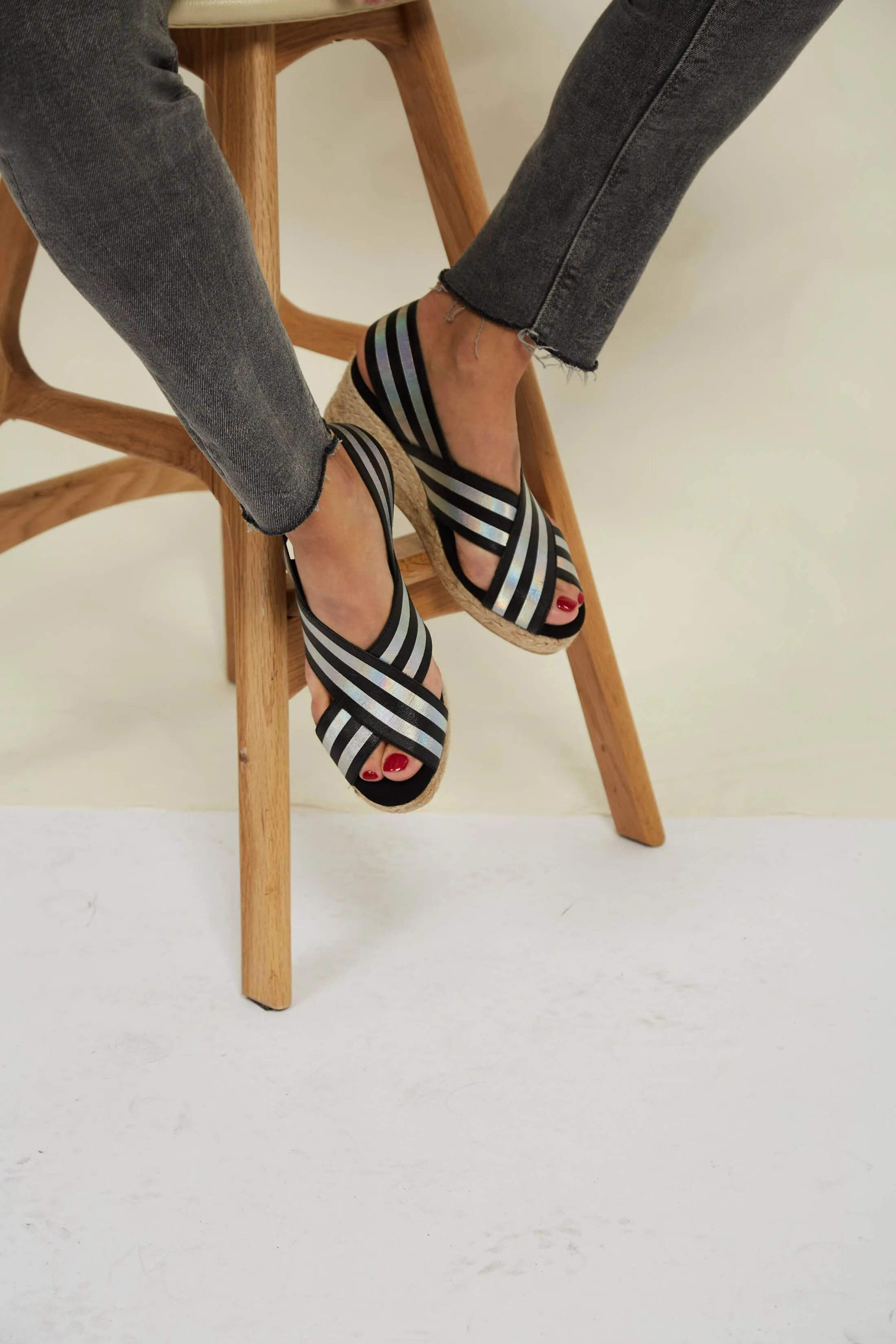 Elastische Vegane Jute Keil-Sandalen | Metallisch