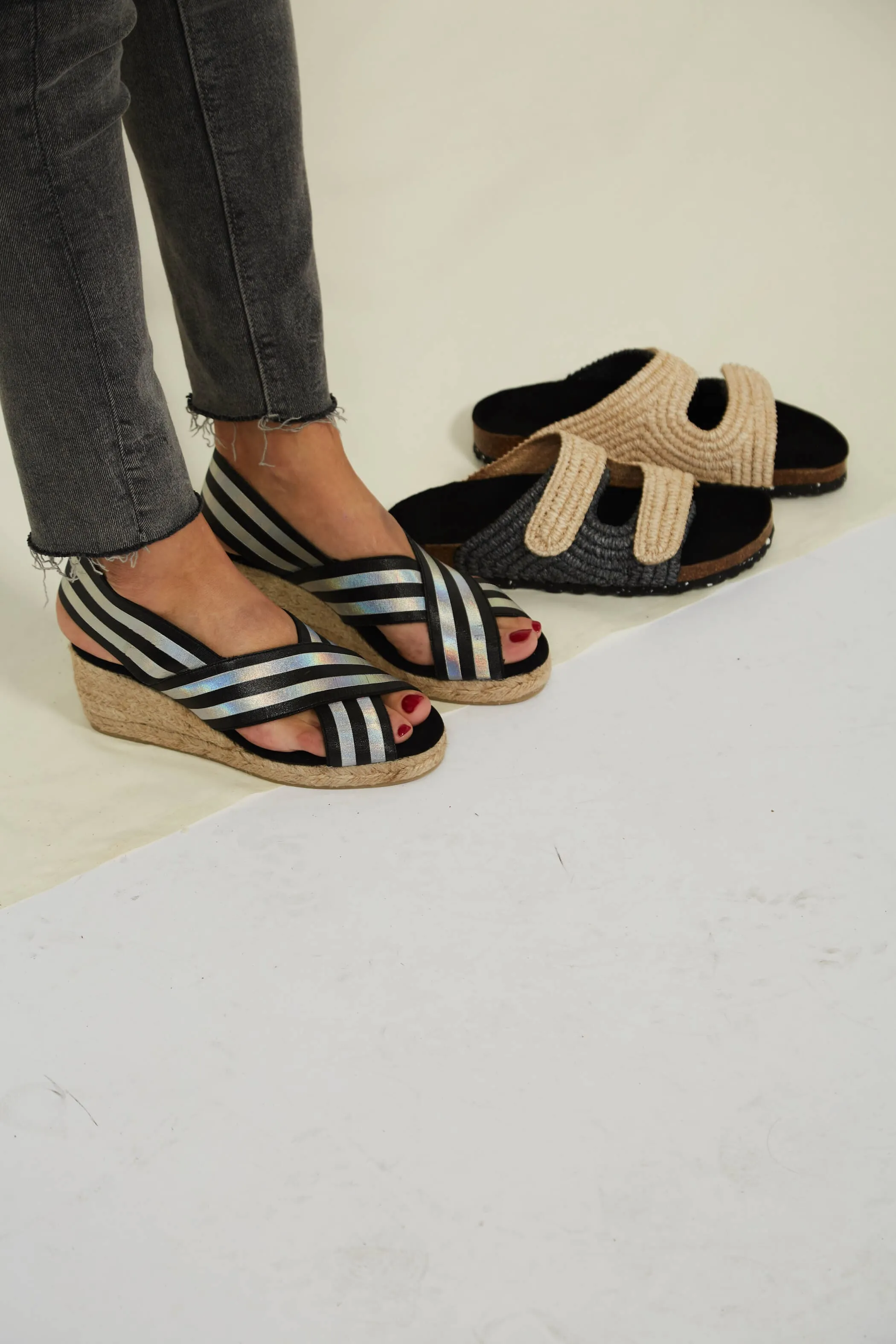 Elastische Vegane Jute Keil-Sandalen | Metallisch