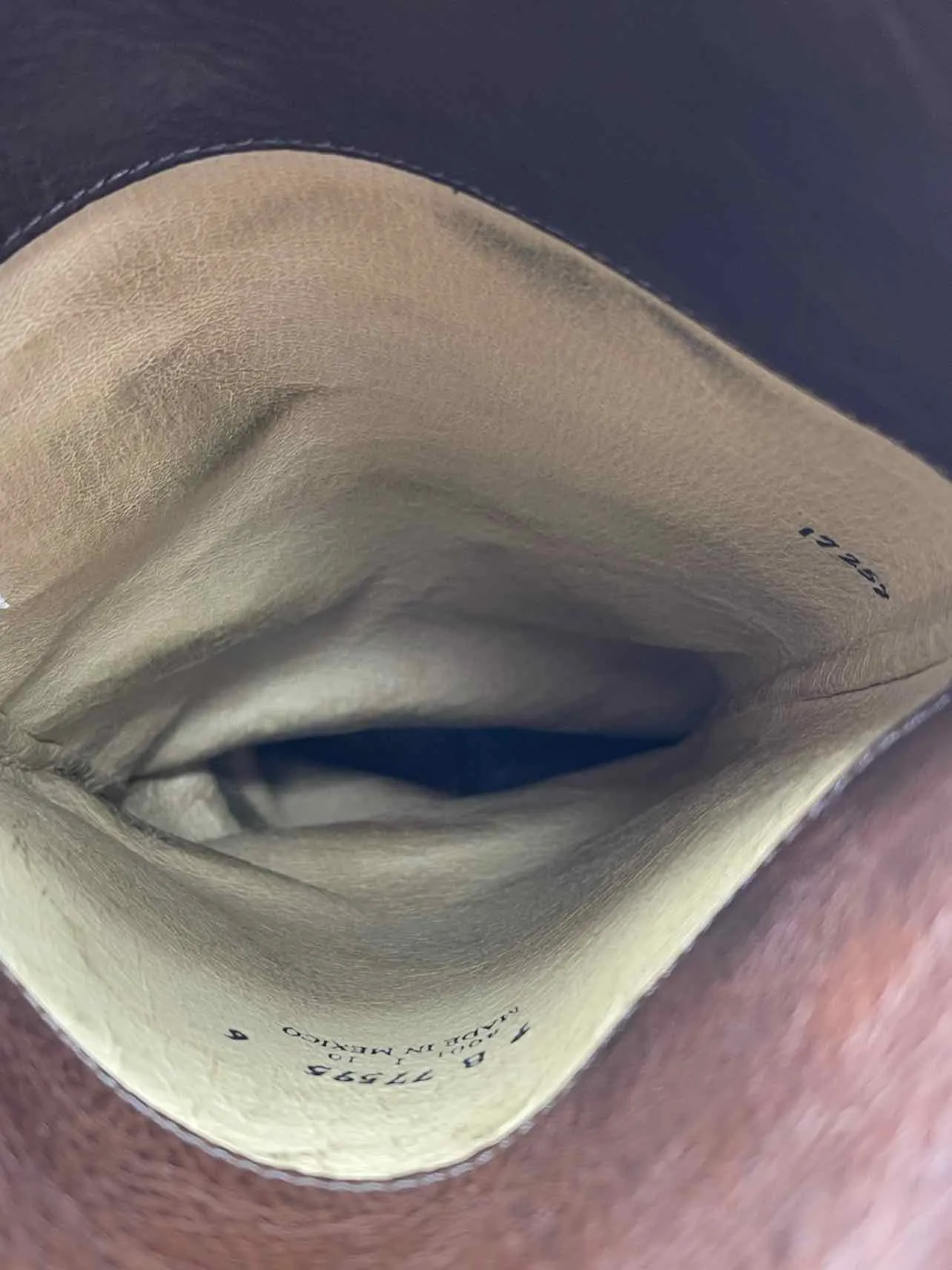 Frye Designer-Stiefel aus schokoladenfarbenem Pebbled-Leder in Größe 9