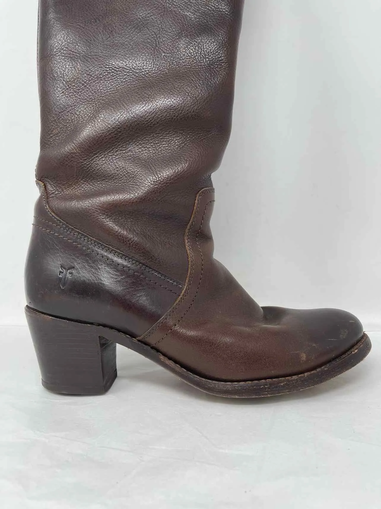 Frye Designer-Stiefel aus schokoladenfarbenem Pebbled-Leder in Größe 9