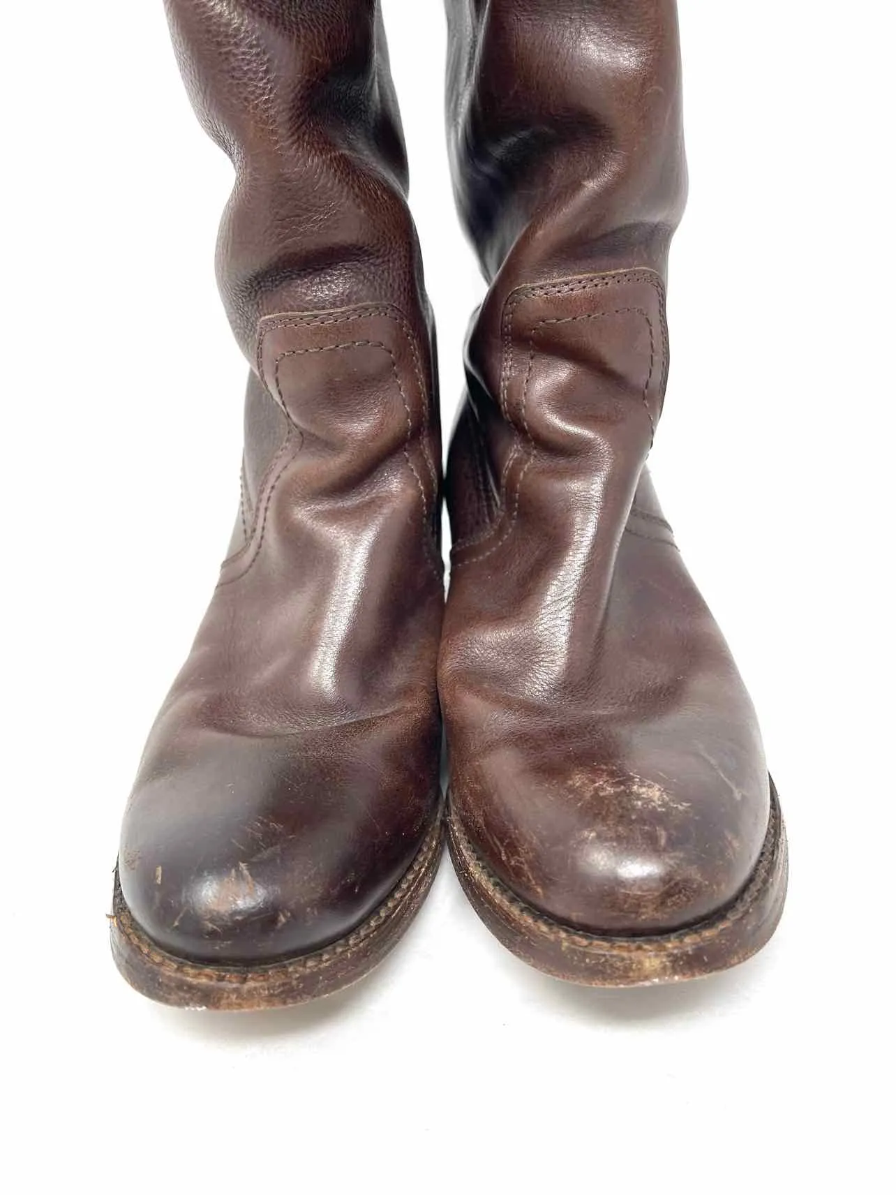 Frye Designer-Stiefel aus schokoladenfarbenem Pebbled-Leder in Größe 9