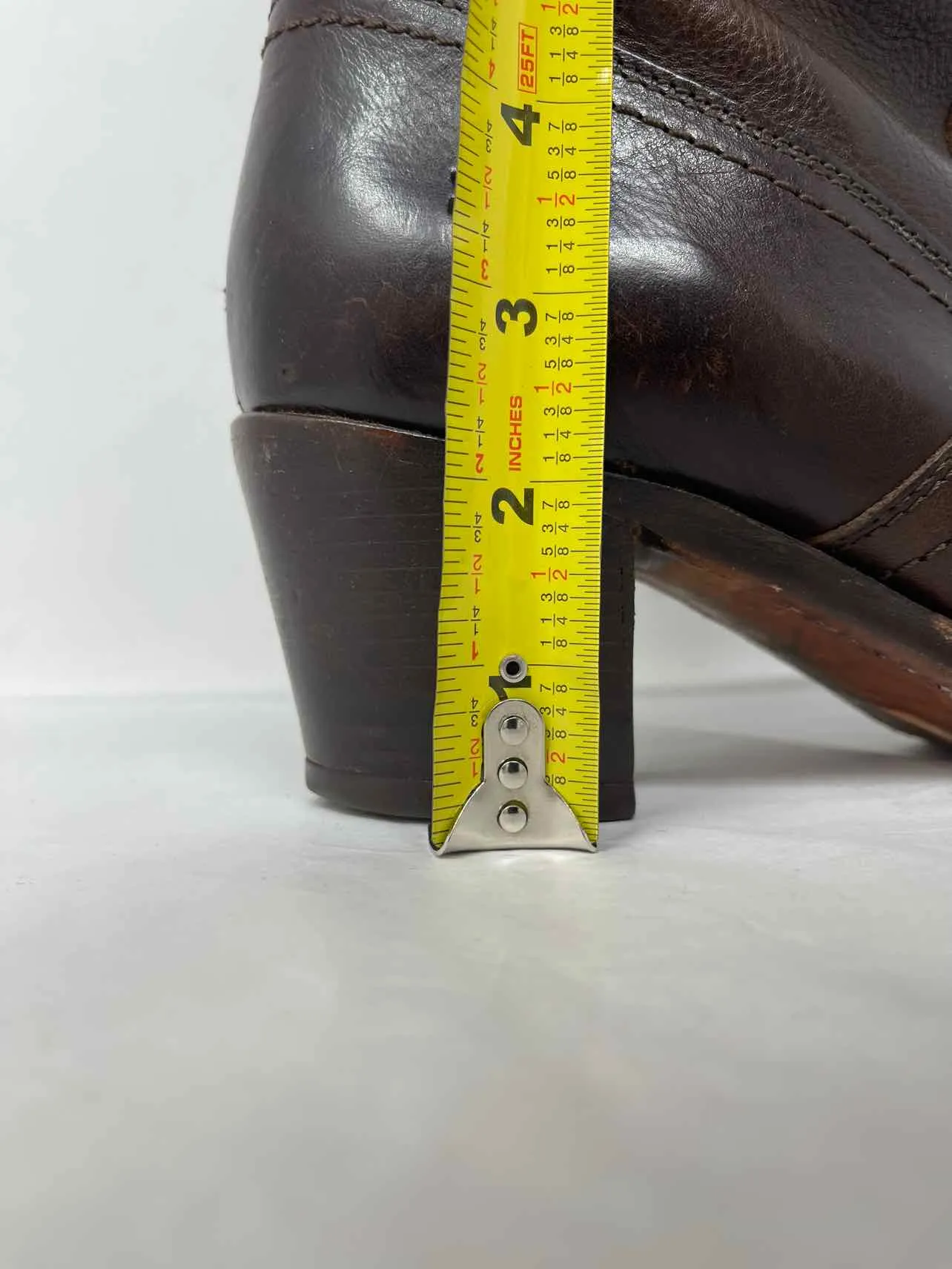Frye Designer-Stiefel aus schokoladenfarbenem Pebbled-Leder in Größe 9