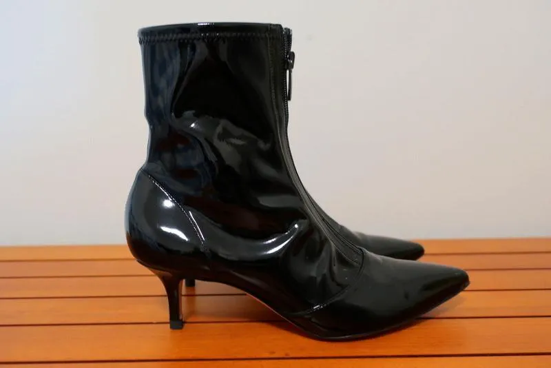 Gianvito Rossi Stiefeletten mit Reißverschluss vorne 55 Schwarz Vinyl Größe 36.5 Kitten Absatz