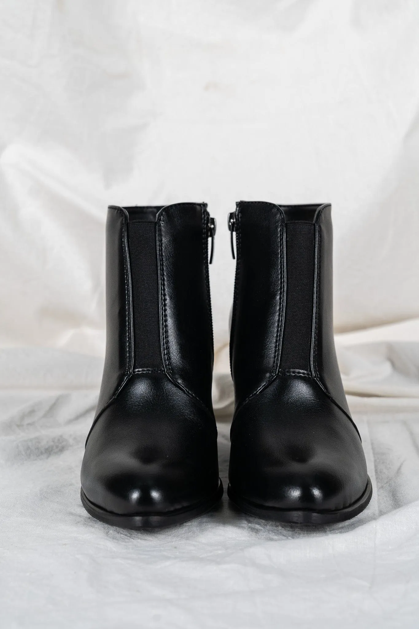 Hana Vegan Leder Stiefeletten mit Absatz | Schwarz