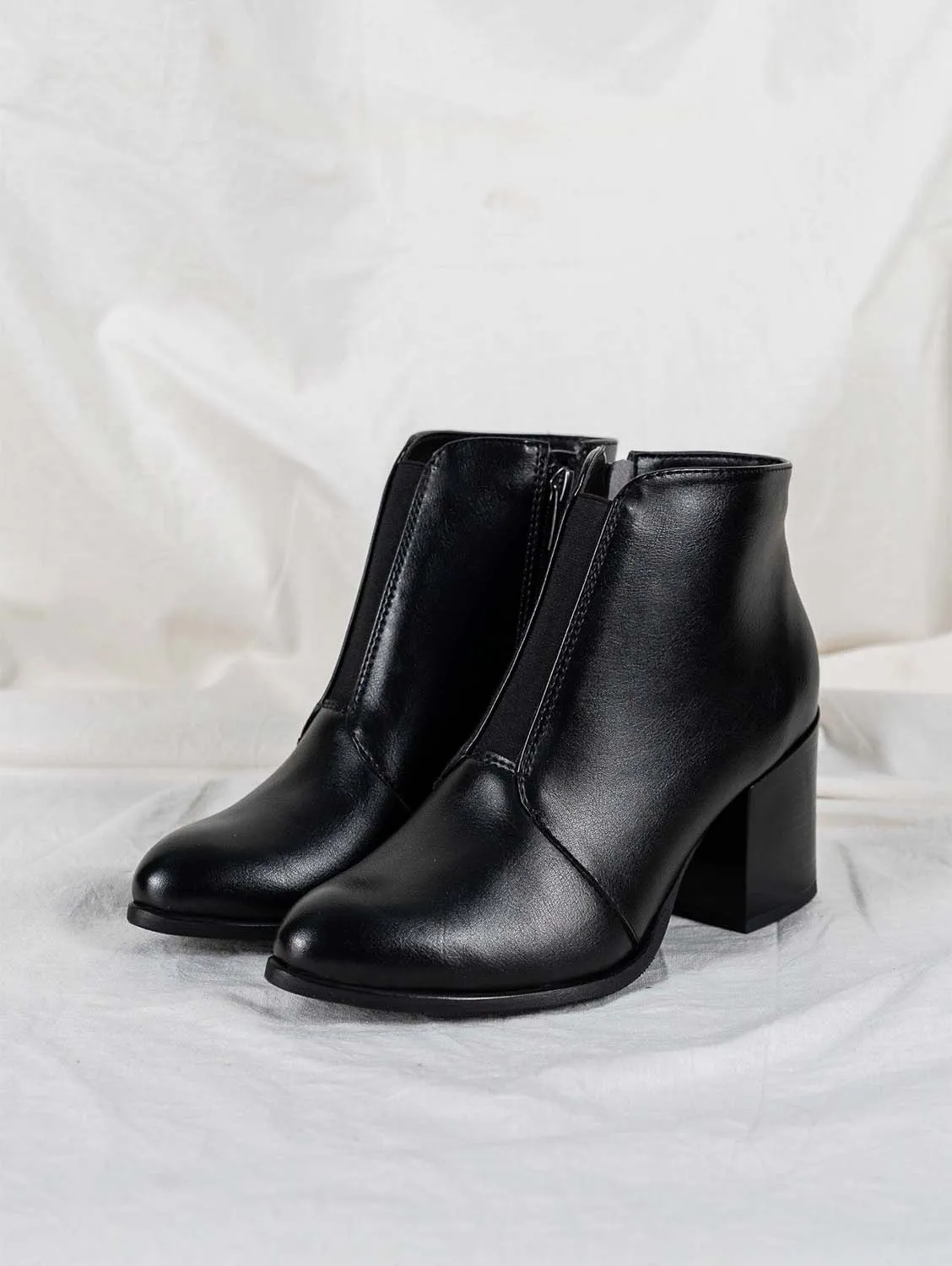 Hana Vegan Leder Stiefeletten mit Absatz | Schwarz