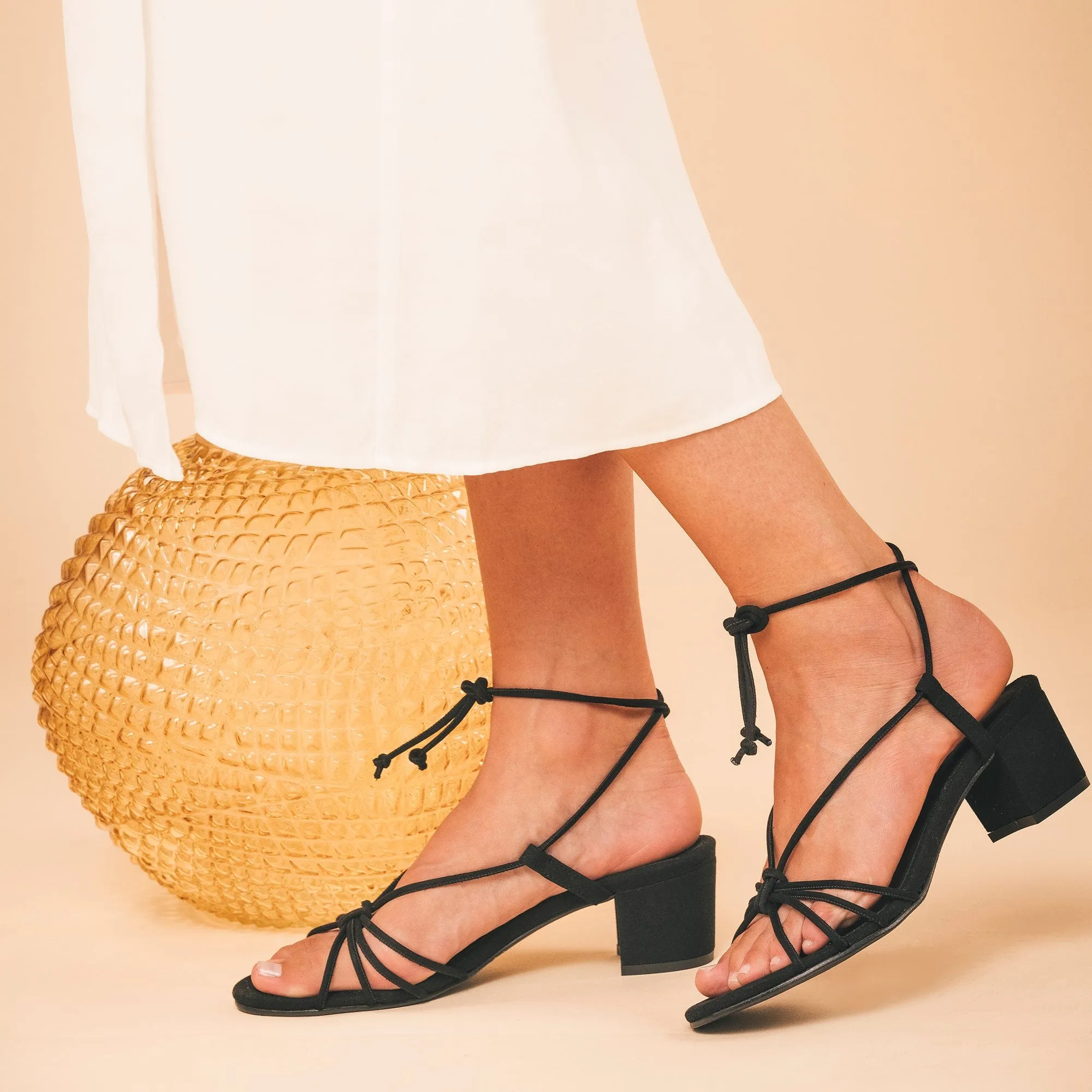 Holly Vegan Wildleder High-Heel Knöchelriemchen Sandalen | Schwarz
