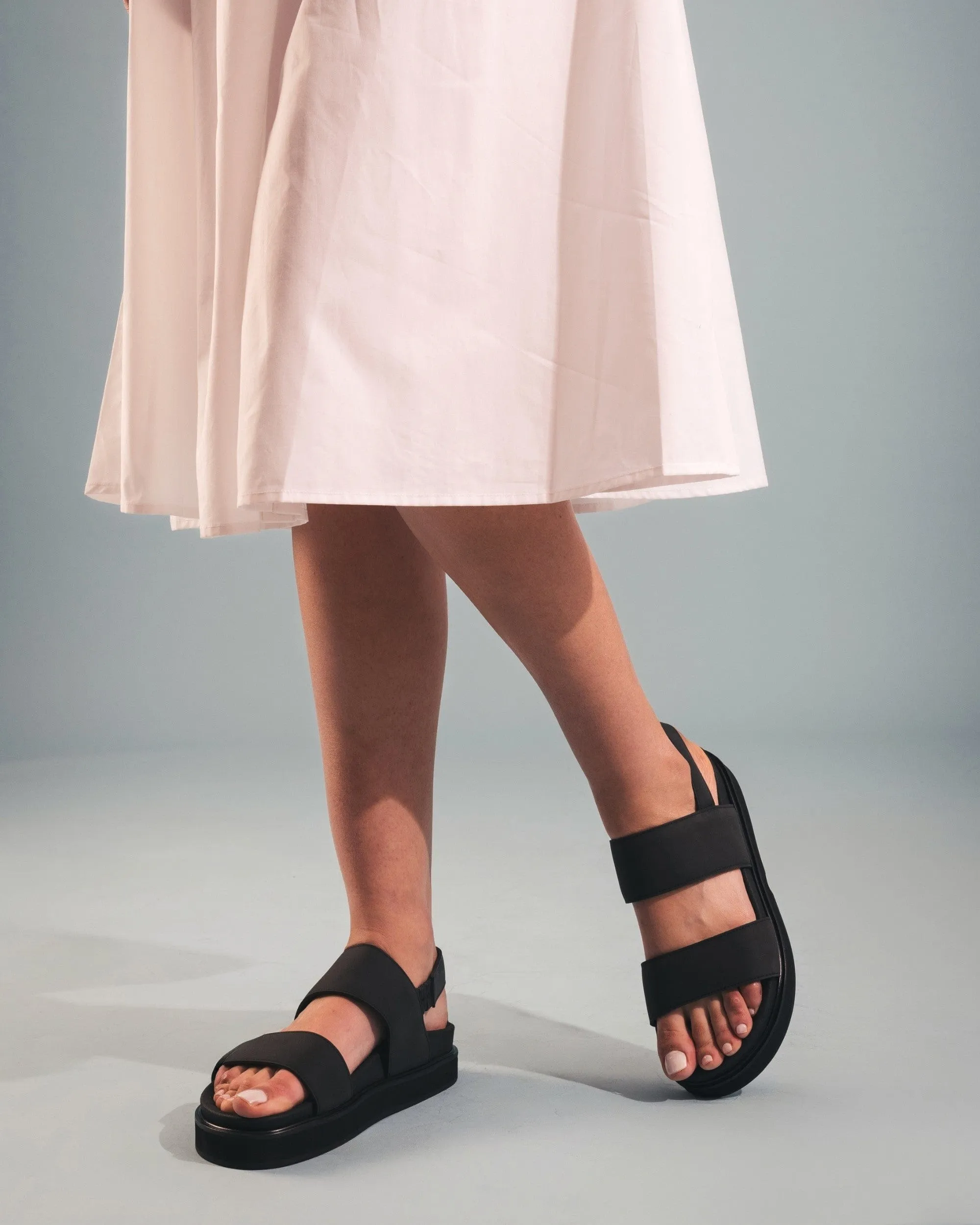 Lau Unisex vegane Mikrofaser Plateausandalen | Schwarz
