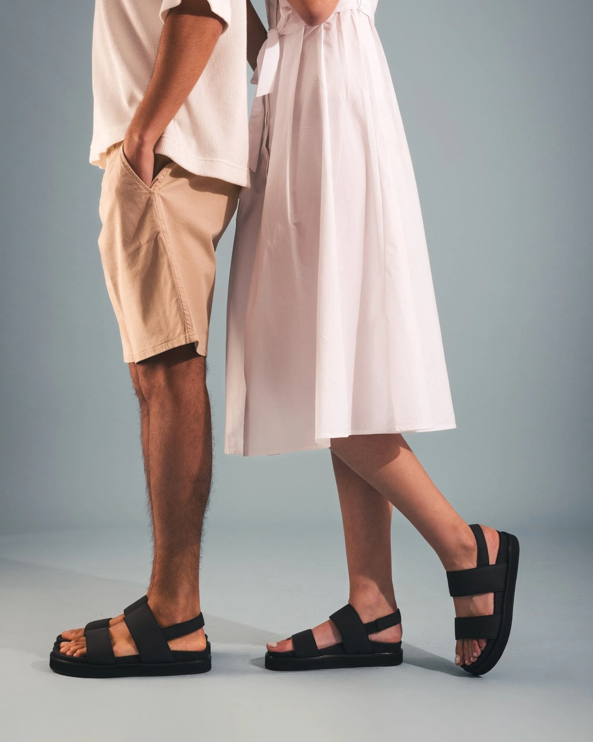 Lau Unisex vegane Mikrofaser Plateausandalen | Schwarz