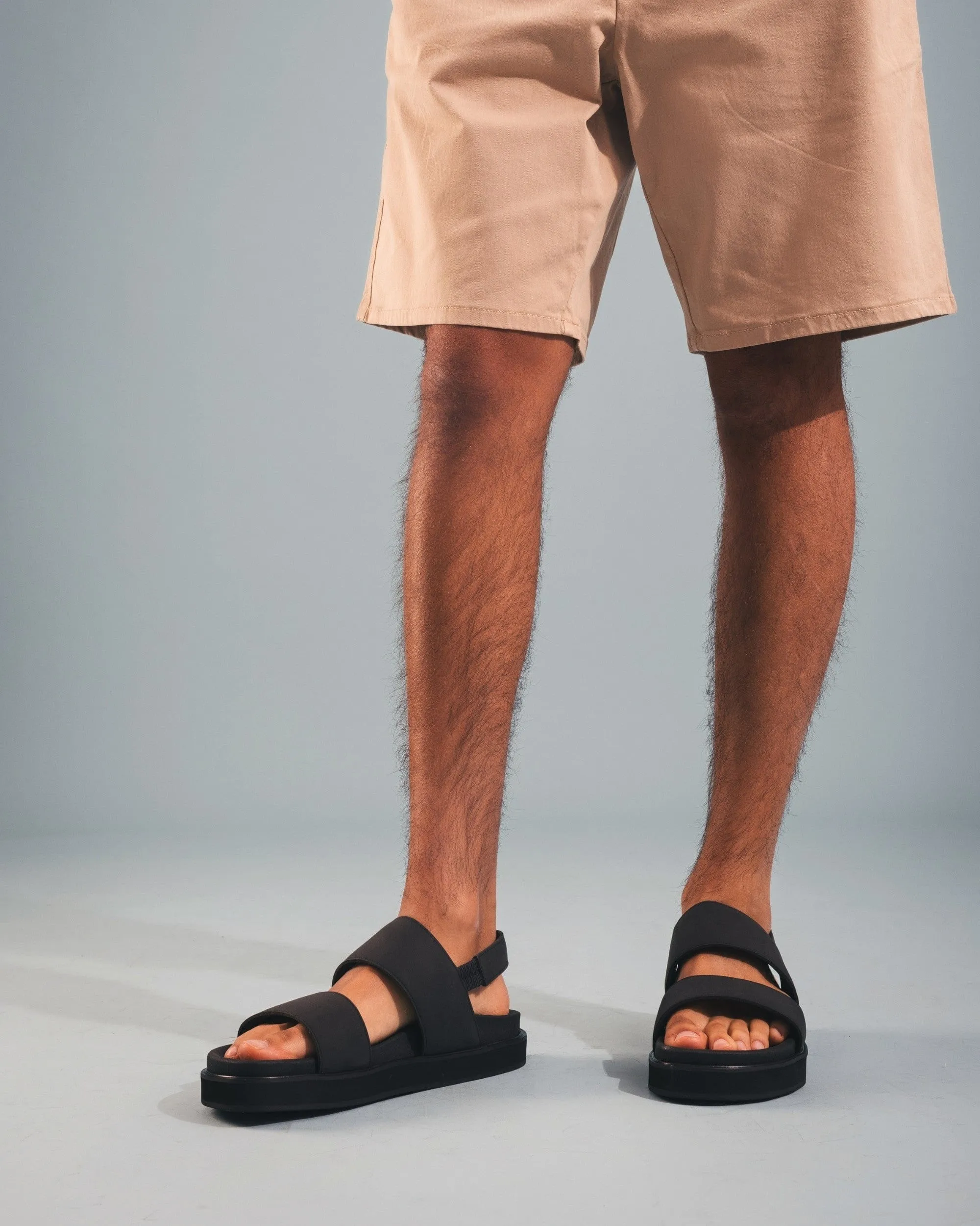 Lau Unisex vegane Mikrofaser Plateausandalen | Schwarz