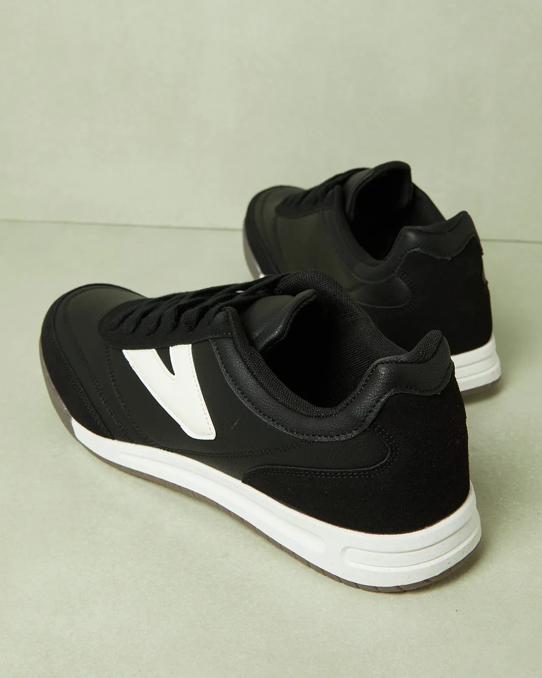 Herren-Sneaker in Schwarz mit Farbblock-Design
