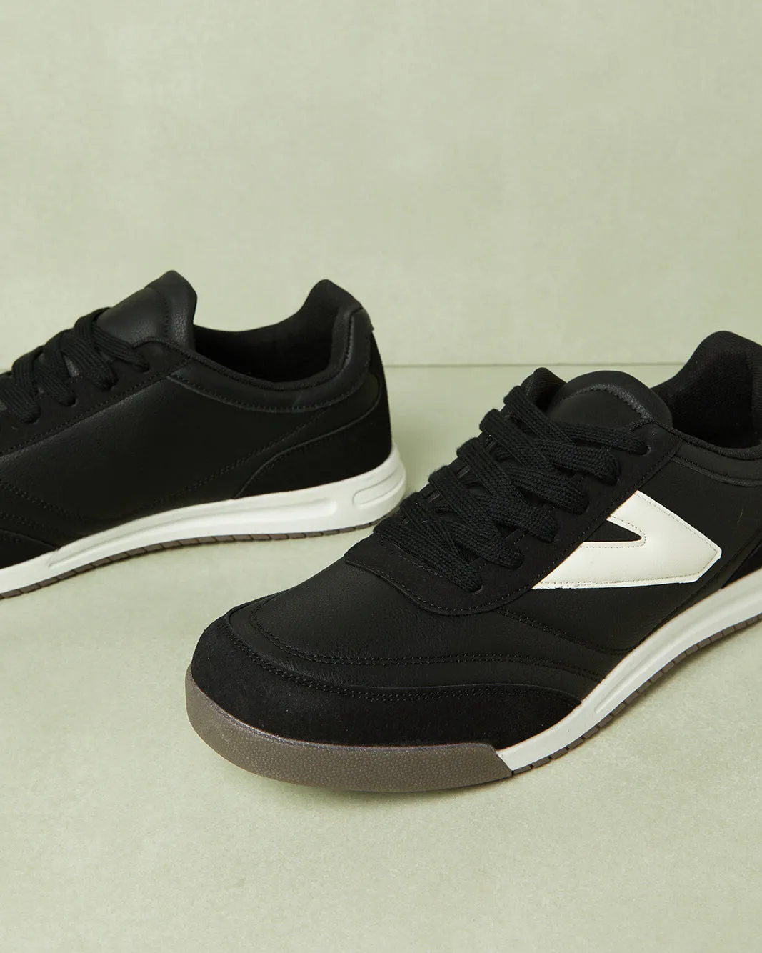 Herren-Sneaker in Schwarz mit Farbblock-Design