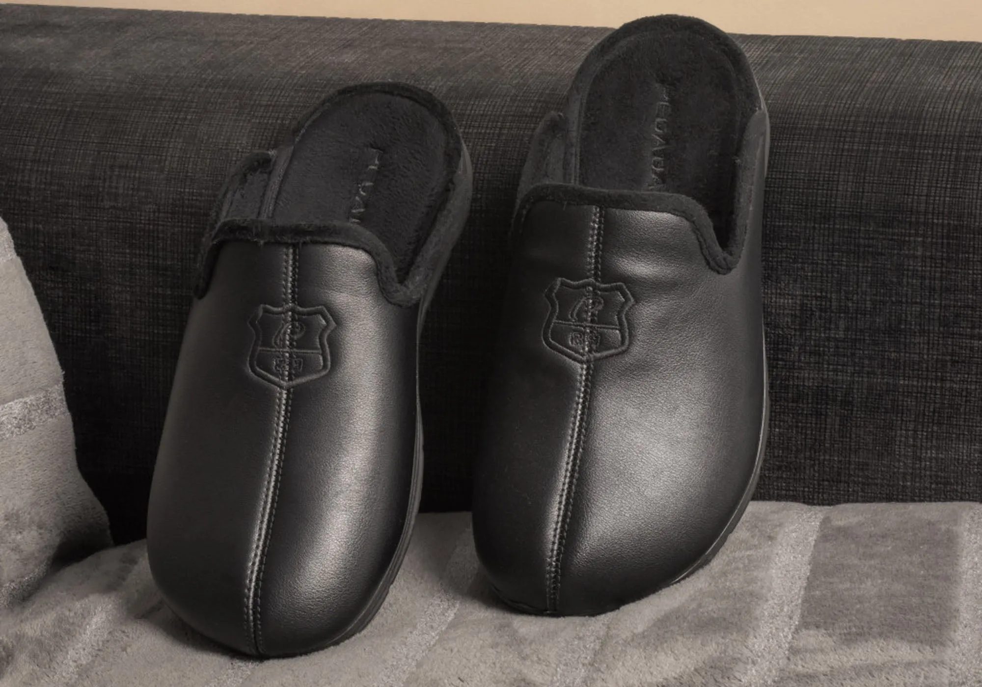 Pegada Marty Herren Brasilianische Hausschuhe mit Geschlossener Spitze und Offener Ferse Bequeme Pantoffeln Pegada Schuhe