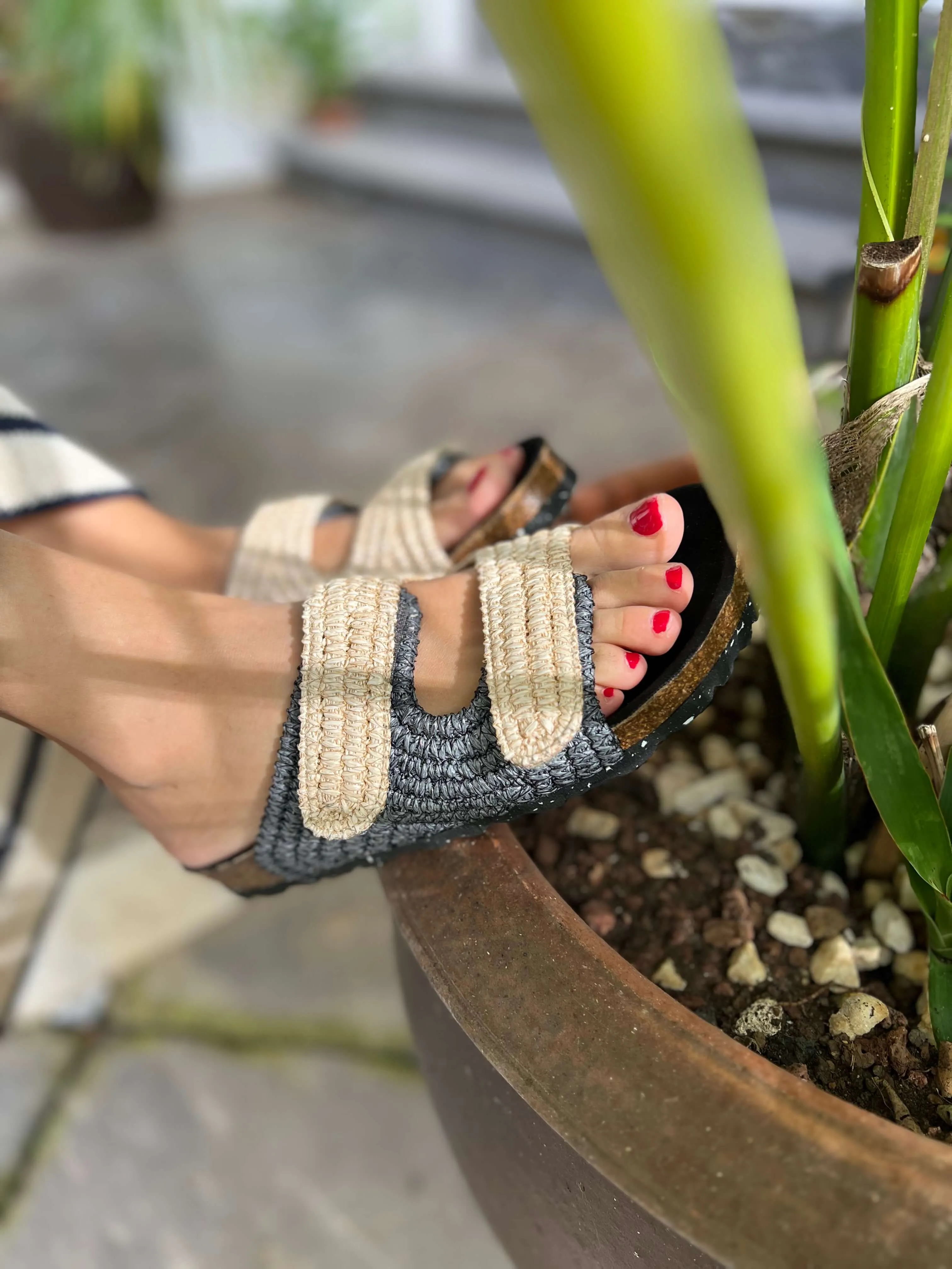Pollenca Vegan Rafia Sandalen | Natur & Schwarz