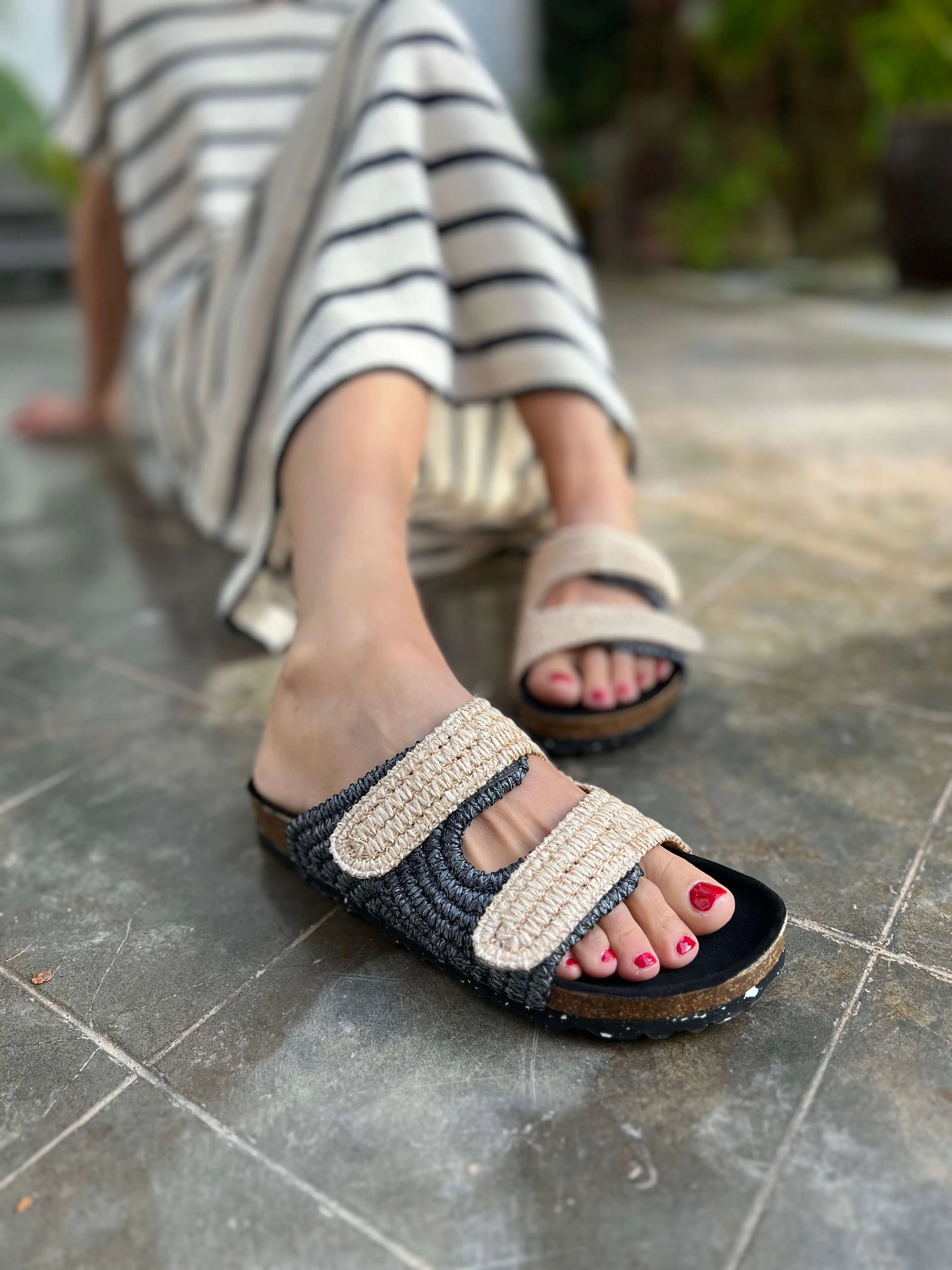 Pollenca Vegan Rafia Sandalen | Natur & Schwarz