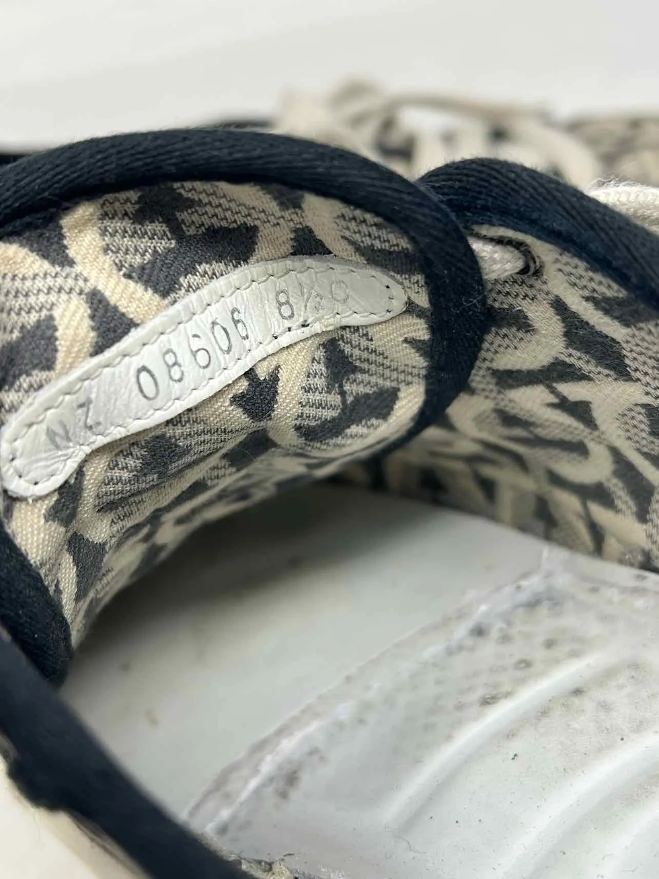 Salvatore Ferragamo Größe 8,5 Beige/Schwarz Signatur Schnürschuhe Sneakers AS IS