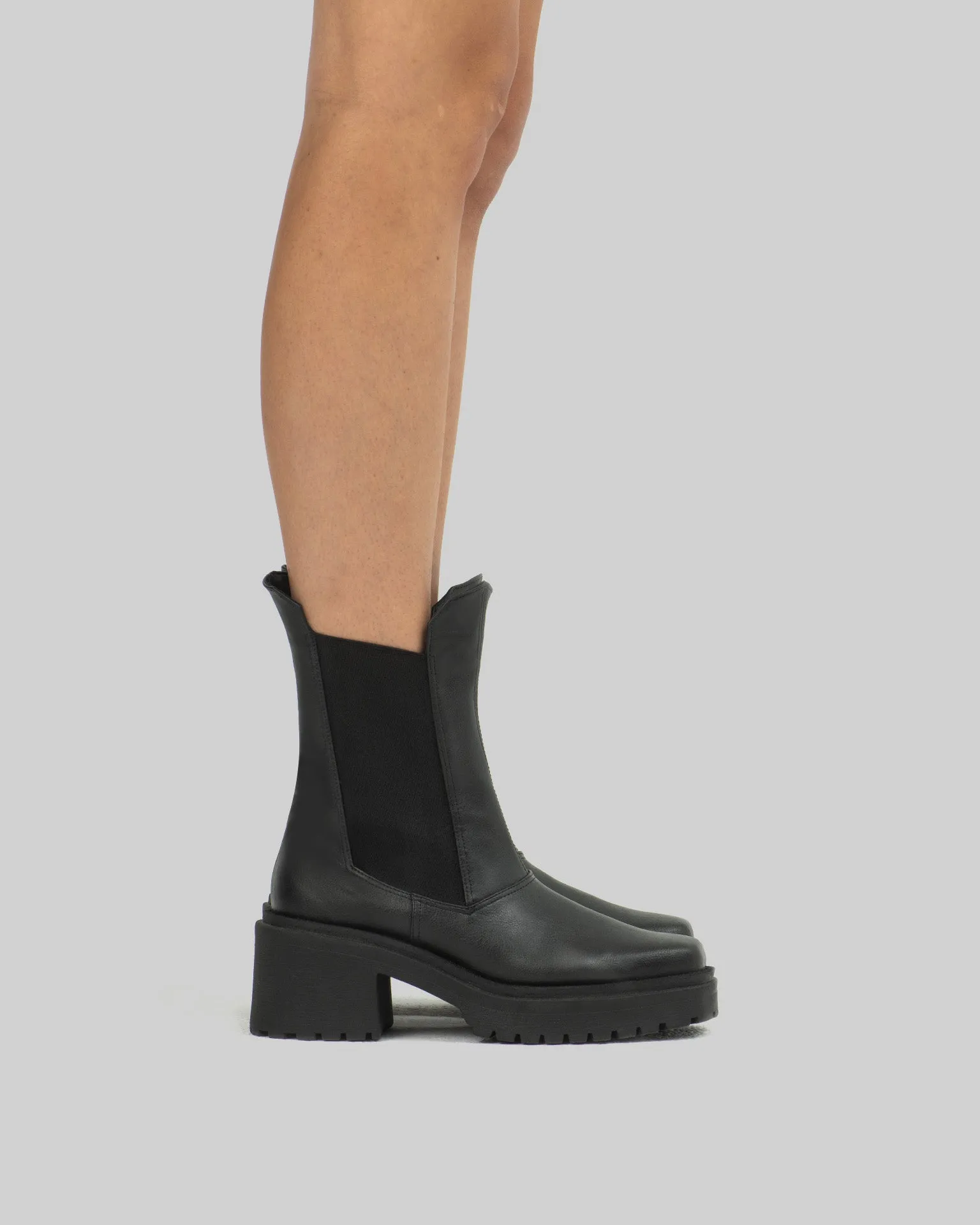 Quadratische Chelsea-Stiefel aus veganem Traubenleder | Schwarz