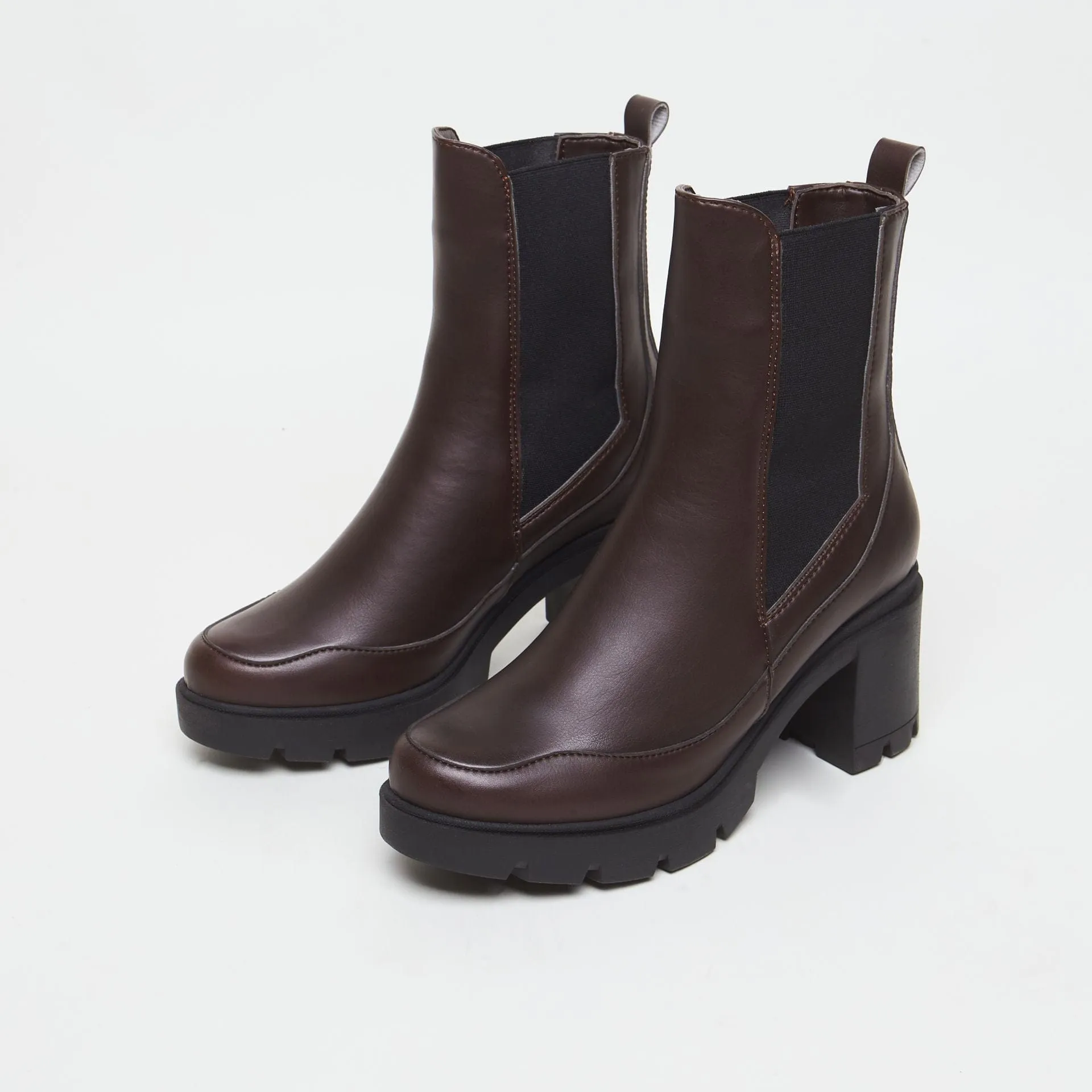 Vicky Vegan-Leder Stiefel mit Absatz | Schokolade