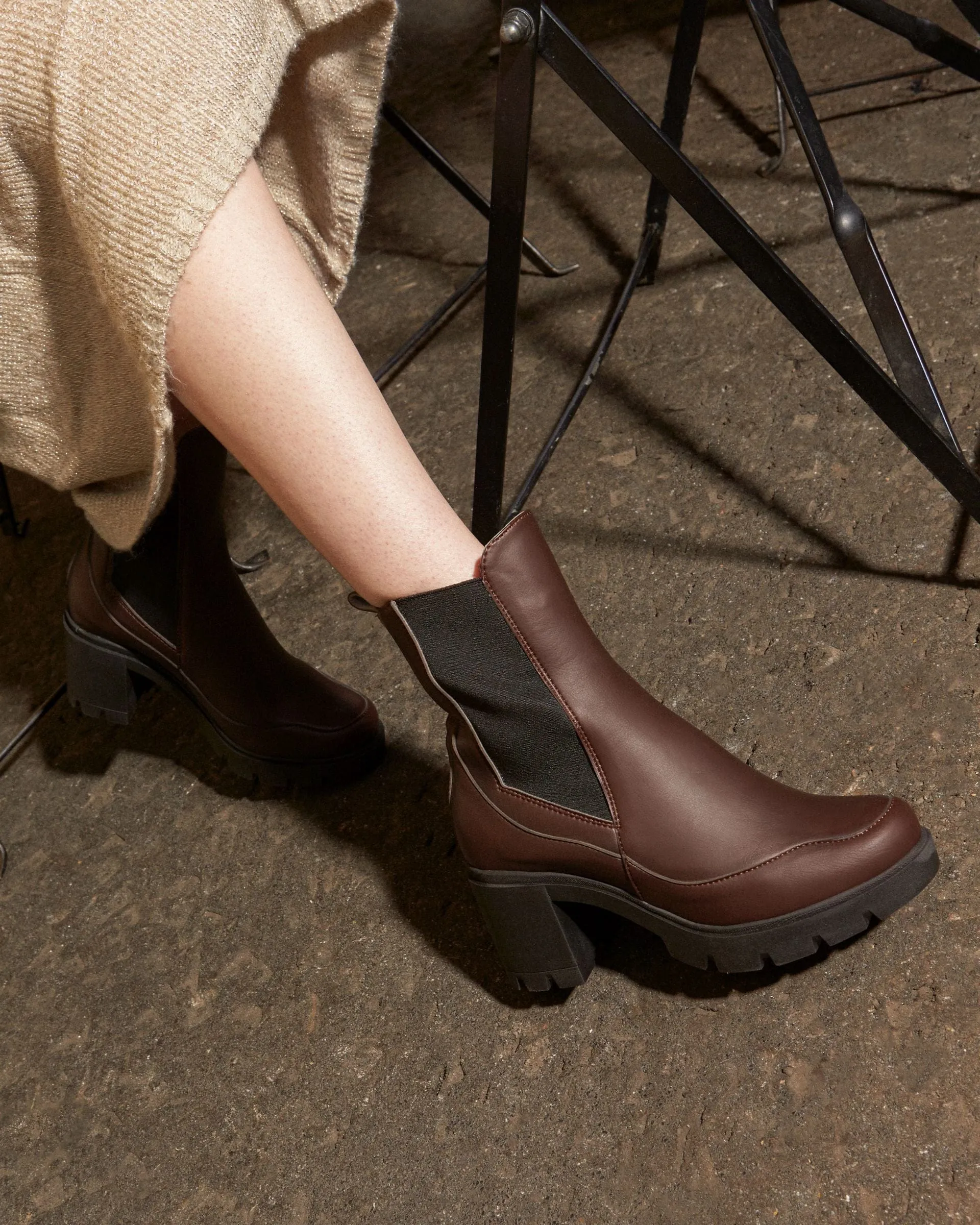 Vicky Vegan-Leder Stiefel mit Absatz | Schokolade