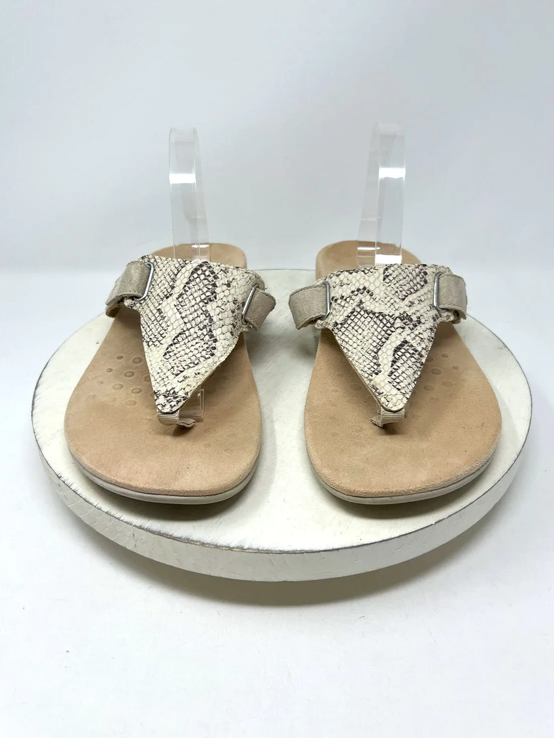 Vionic Größe 12 Sandalen in Creme & Taupe mit Schlangenhautmuster