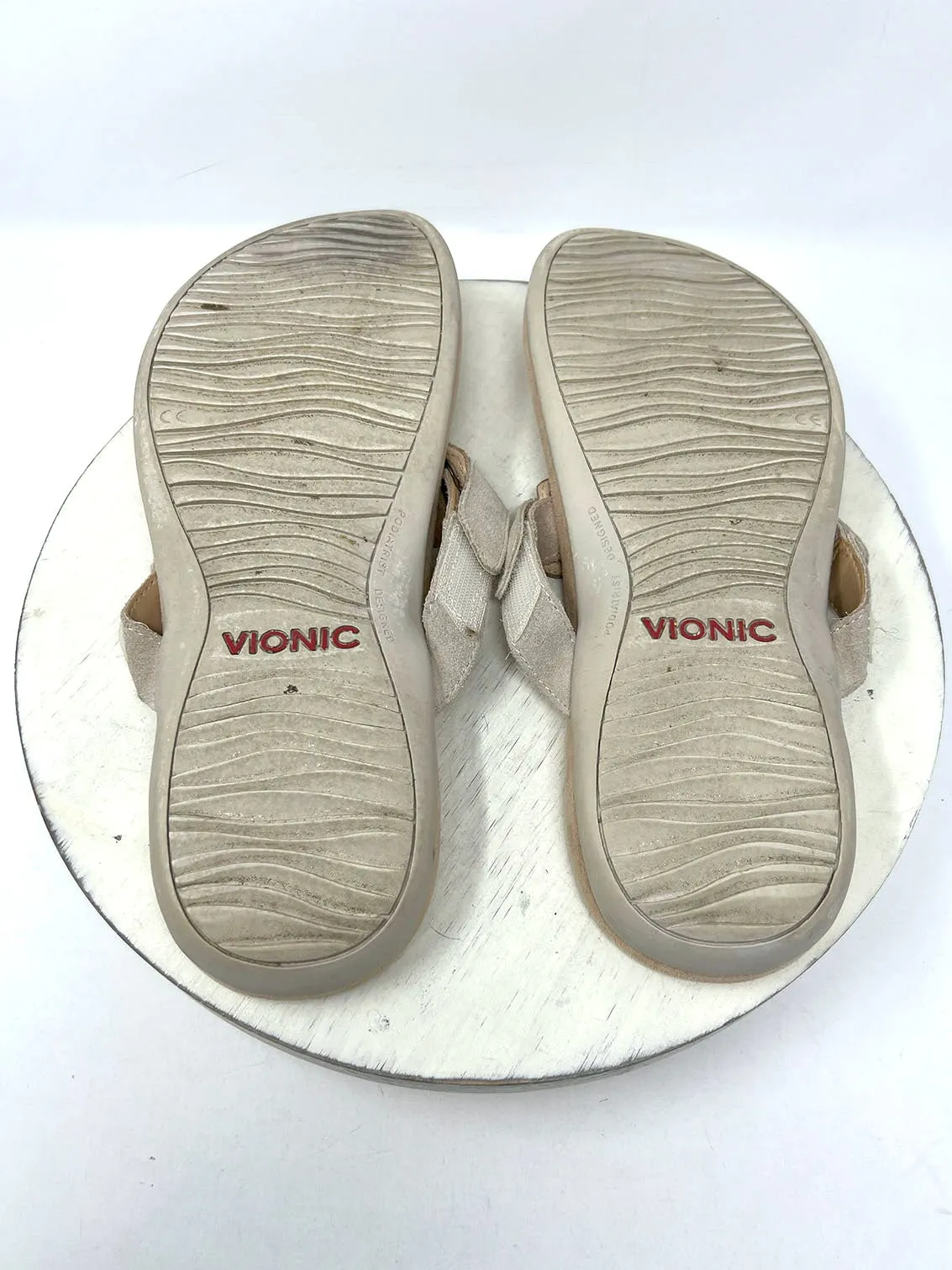 Vionic Größe 12 Sandalen in Creme & Taupe mit Schlangenhautmuster
