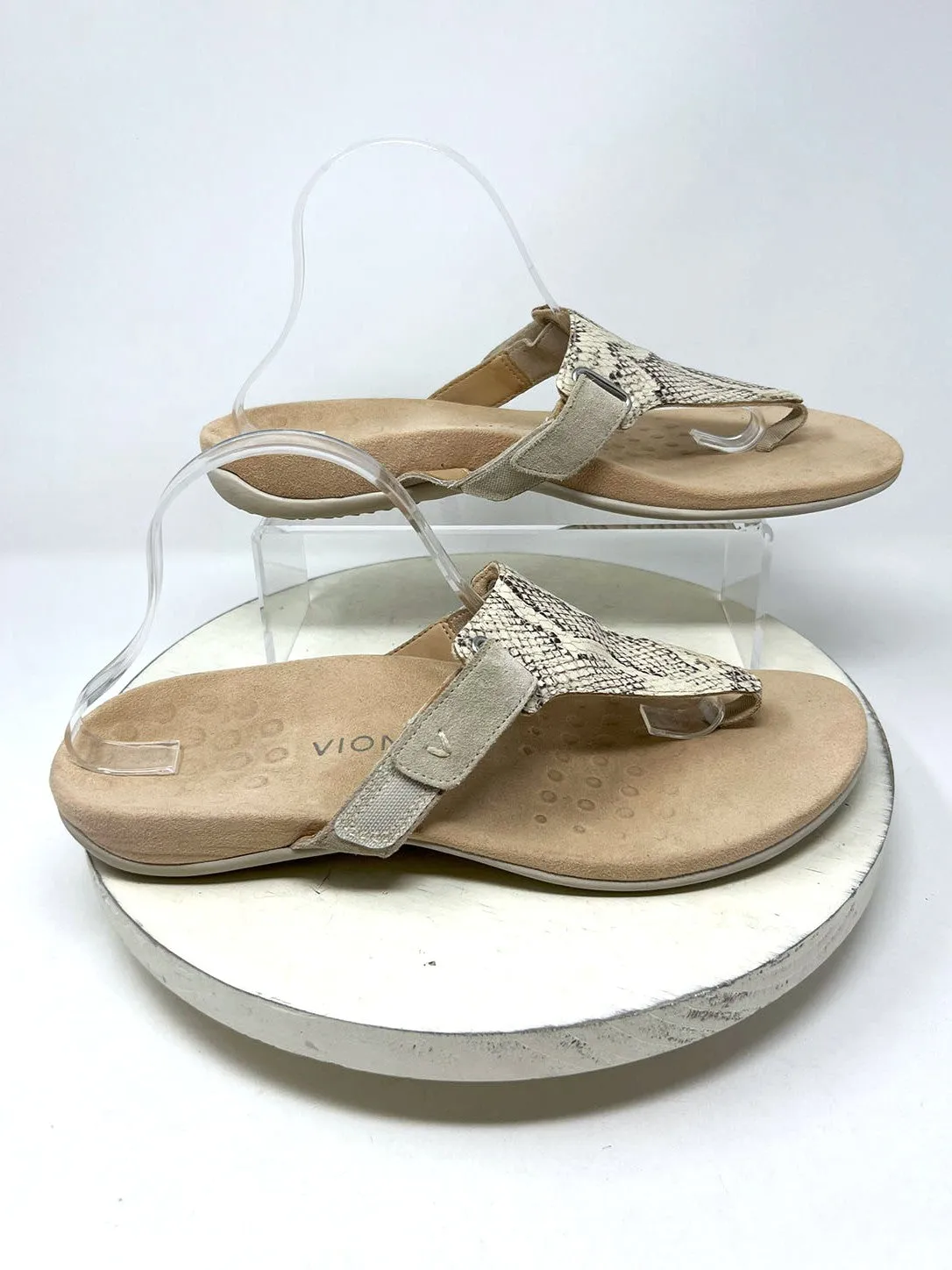Vionic Größe 12 Sandalen in Creme & Taupe mit Schlangenhautmuster