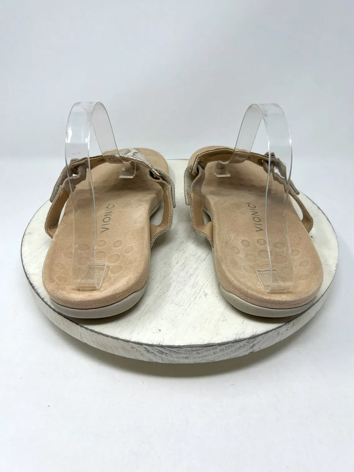 Vionic Größe 12 Sandalen in Creme & Taupe mit Schlangenhautmuster